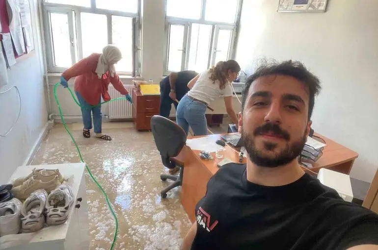 Dicle’de öğretmenler görev yaptıkları okulu temizledi
