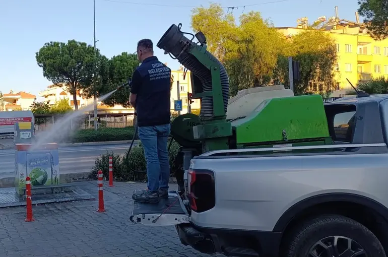 Didim’de çöp konteynerleri ve çöp kutuları düzenli olarak ilaçlanıyor
