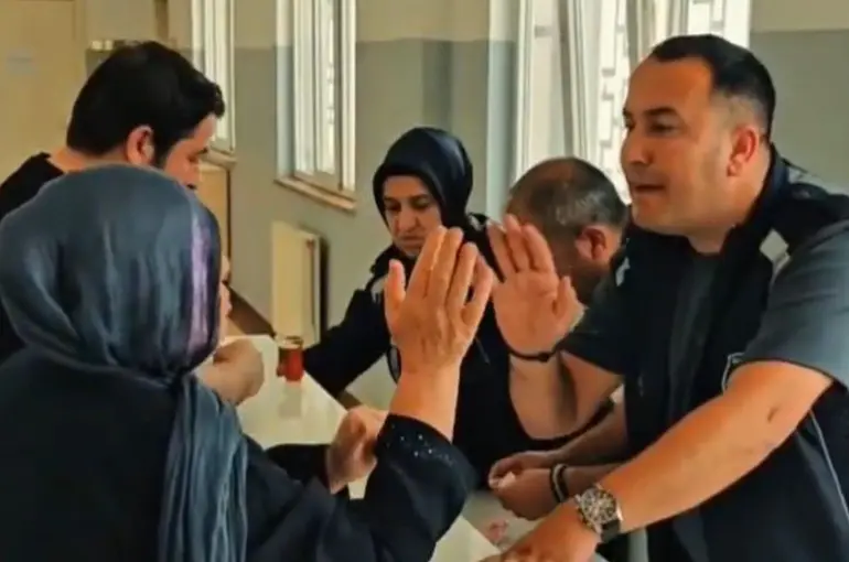 Dilencinin üzerinde çıkan para şok etti
