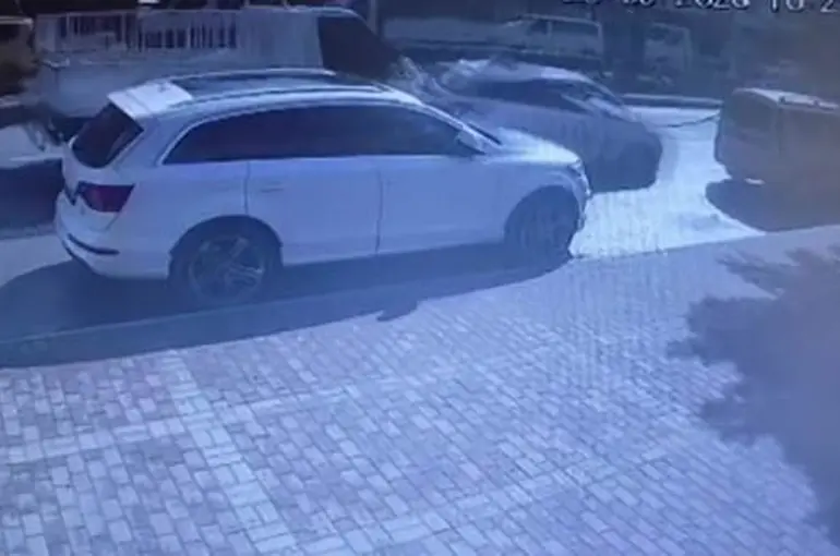 Direksiyon eğitimi alan kursiyerin ani freni kazayı beraberinde getirdi
