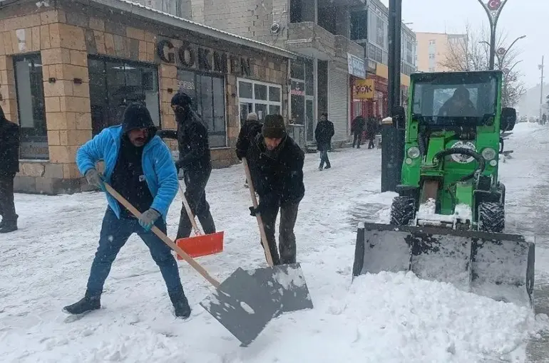 Diyadin’de karla mücadele çalışmaları devam ediyor
