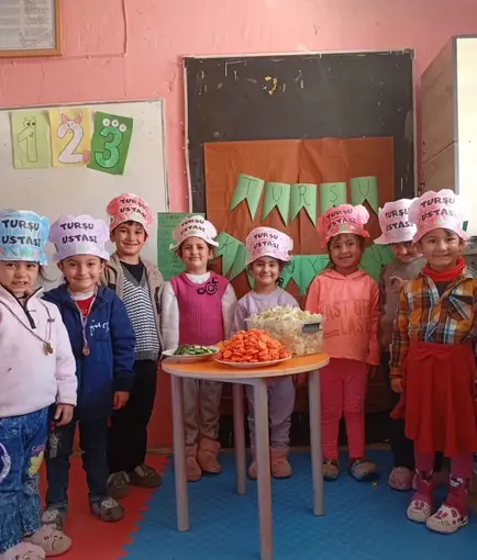Diyadin’de minik ellerle turşu şenliği
