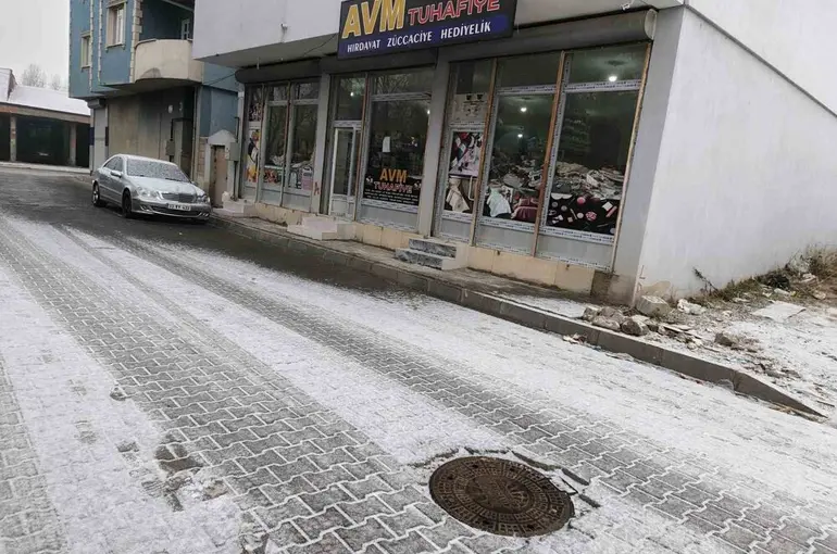 Diyadin’e mevsimin ilk karı düştü
