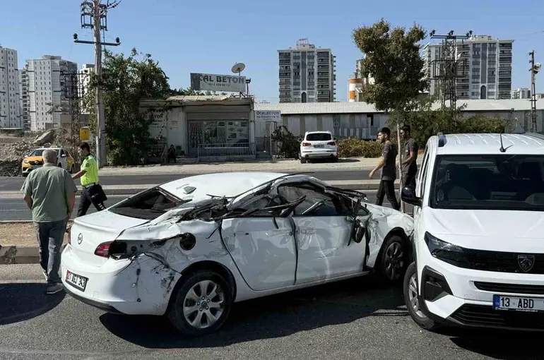 Diyarbakır’da asfalt paleti otomobili biçti
