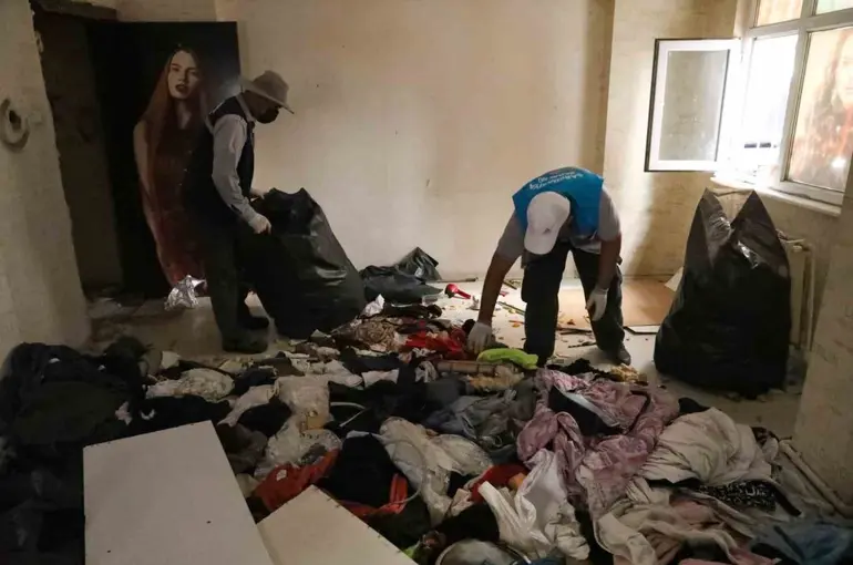 Diyarbakır’da bir evden 3 kamyon çöp çıkartıldı

