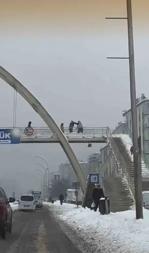 Diyarbakır’da bir şahıs çocukları öldüresiye dövdü: O anlar kamerada
