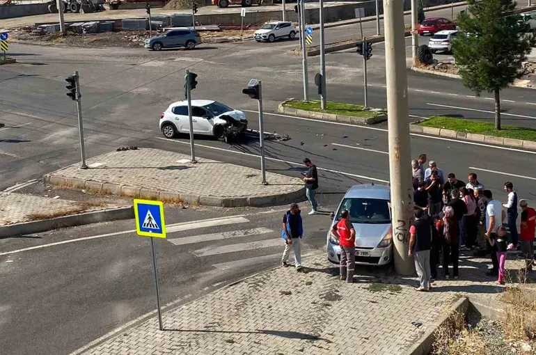 Diyarbakır’da iki araç çarpıştı: 3 yaralı
