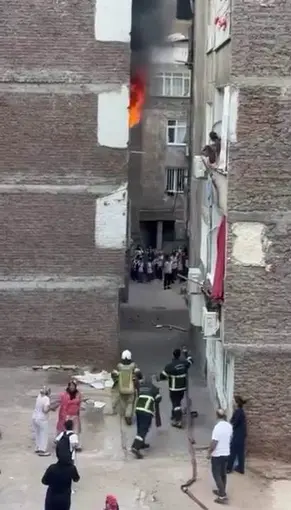 Diyarbakır’da korkutan yangın: Ev alevler içinde kaldı
