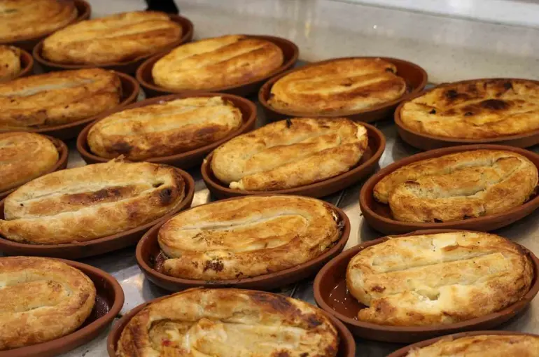 Diyarbakır’da tandırda çömleklerde pişirilen yeni lezzet börek talep görüyor
