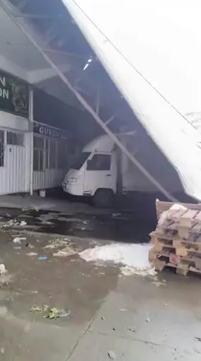 Diyarbakır’da yoğun kar çatıları devirdi
