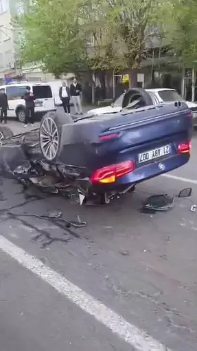 Diyarbakır’da zincirleme kaza: Bir araç takla attı, 2 kişi yaralandı
