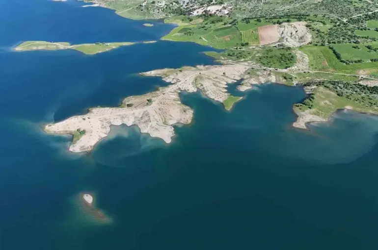 "Diyarbakır’ın Maldviler"nde yağışlarla yükselen su seviyesi dronla görüntülendi
