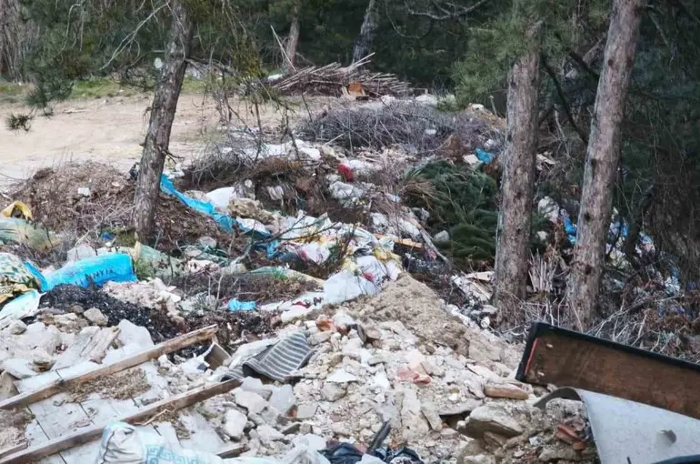 Doğanın kalbine çöp doldurdular

