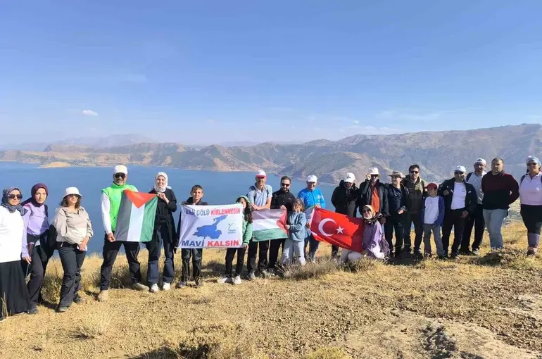Doğaseverler Van Gölü için 8 kilometre yürüdü

