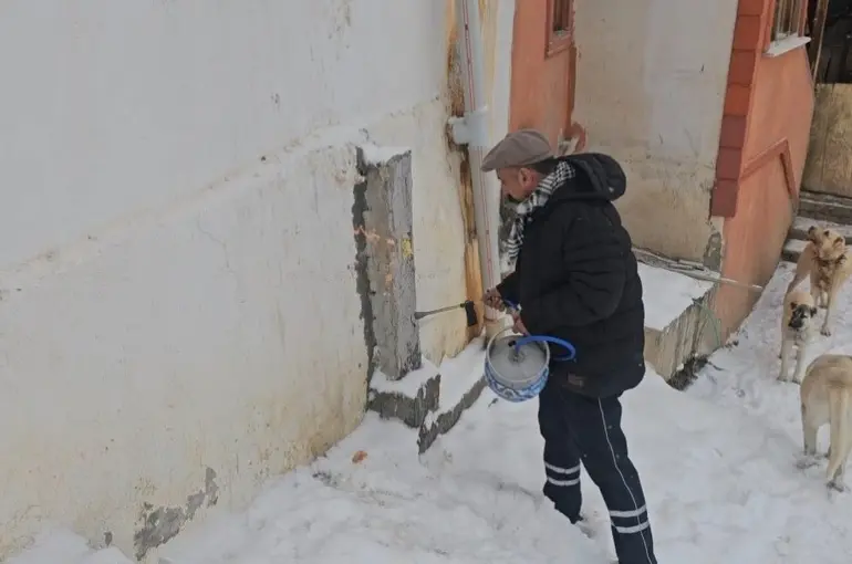 Doğu buz kesti: Donan su şebekeleri pürmüzle ısıtılmaya çalışıldı
