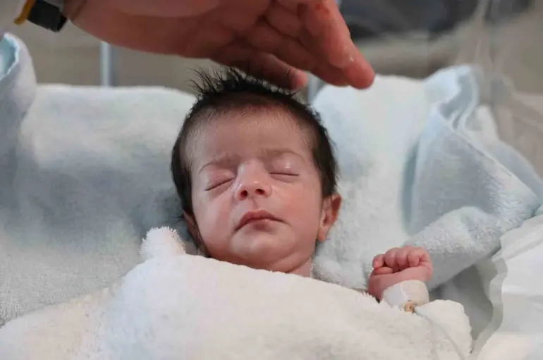 Doğuştan yemek borusu olmayan 4 günlük bebek, Elazığ’da hayata tutundu
