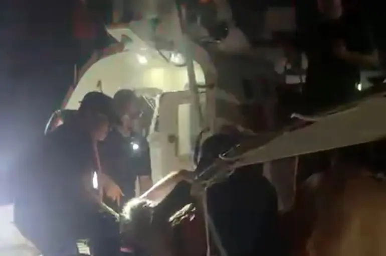Doktor telefonla bağlandı, kaptanlar ilk müdahaleyi yaptı
