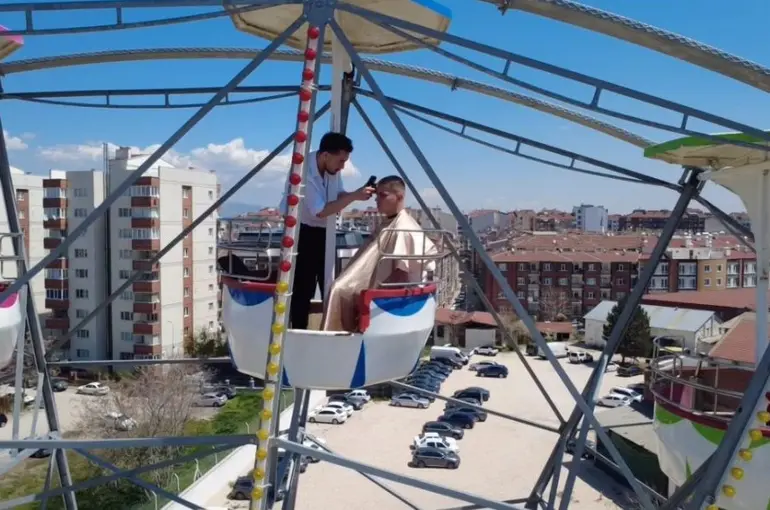 Dönme dolabın zirvesinde macera dolu saç kesimi
