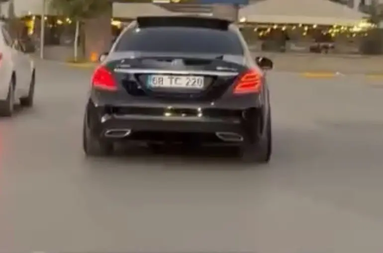 Drift atan sürücünün tehlikeli yolculuğu kamerada
