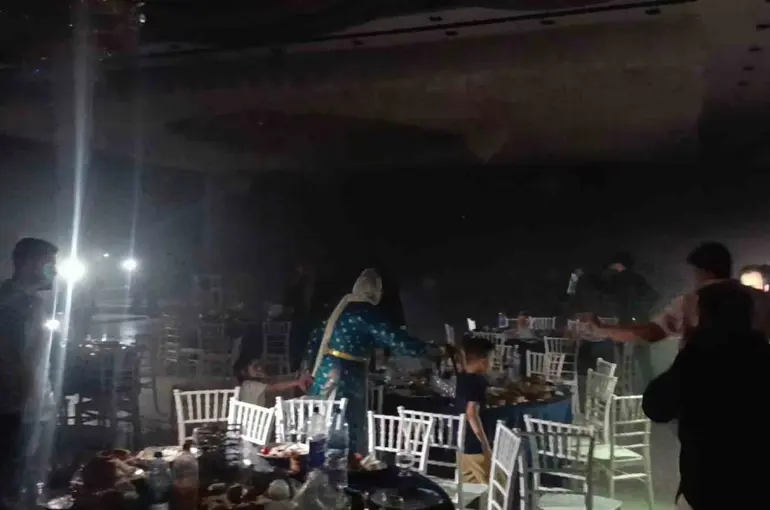 Düğün salonunda yangın paniği: Anne gözyaşları arasında bebeğini aradı
