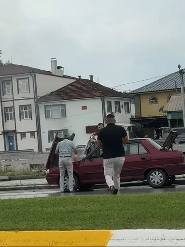Dumanların yükseldiği otomobile duyarlı sürücü müdahale etti
