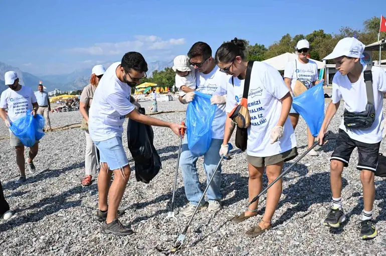 Dünya Kıyı Temizliği Günü’nde dünyaca ünlü sahilde temizlik

