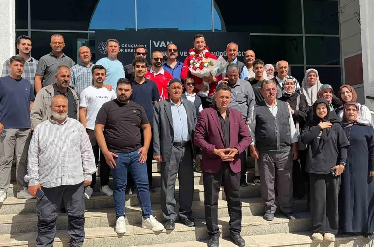 Dünya şampiyonu Furkan Bilici davul zurnayla karşılandı
