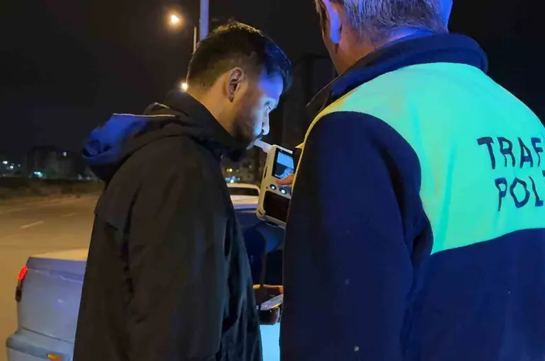 ‘Dur’ ihtarına uymayan alkollü sürücüden ‘kaçmayın’ tavsiyesi: 250 bin TL ceza yazıldı
