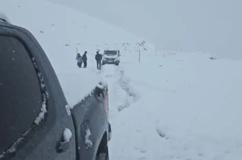 Durankaya-Şivekür yolu kar ve tipi nedeniyle ulaşıma kapandı
