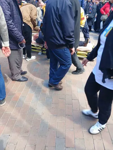 Düşerek yaralanan adama sağlık ekipleri müdahale etti
