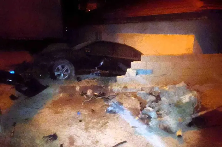 Duvarı yıkan lüks otomobil bahçeye daldı
