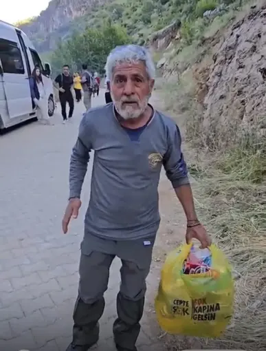 Duyarlı vatandaş piknik alanındaki çöpleri elleriyle topladı
