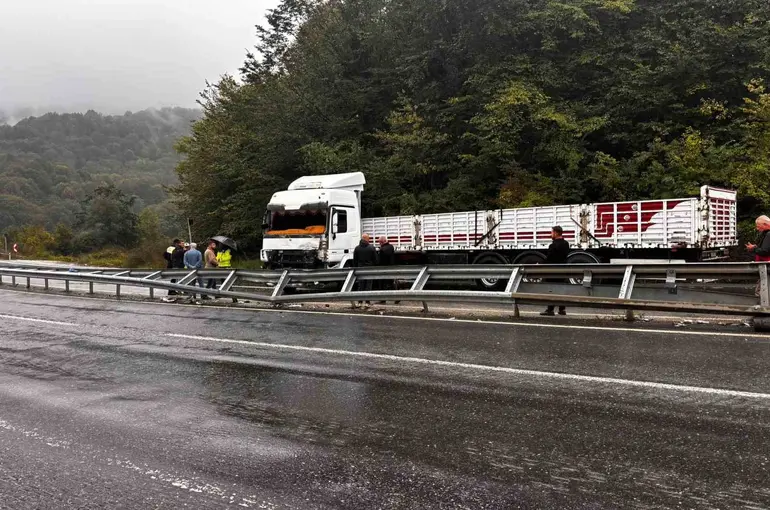 Düzce D-655 karayolunda makaslayan tır yolu trafiğe kapattı
