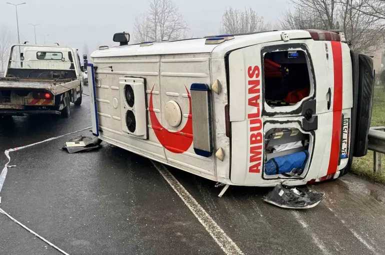 Düzce’de ambulans devrildi: 2 yaralı
