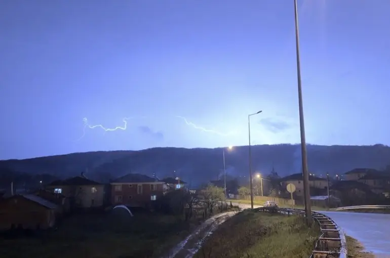 Düzce’de şimşeklerin ardından dolunay mest etti
