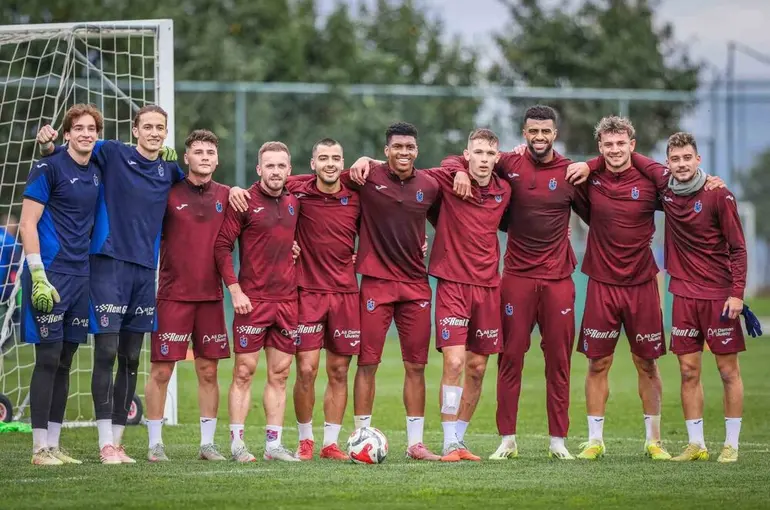 Edin Visca, genç oyunculara rehberlik ediyor
