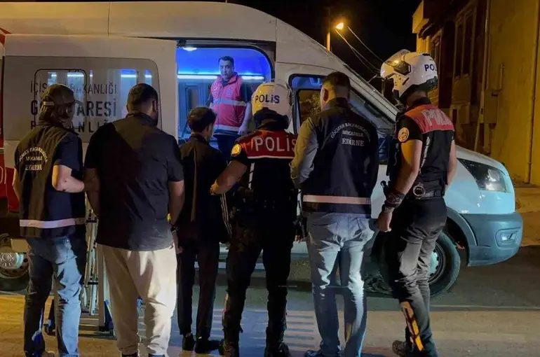 Edirne sokaklarında hareketli anlar: Kaçak göçmenler kovalamacayla yakalandı

