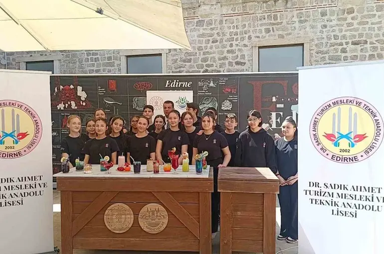 Edirne’de geleceğin aşçıları, içecek yarışmasında hünerlerini sergiledi
