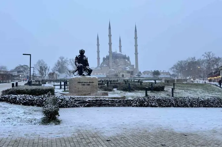 Edirne’de kar yağışı etkili oluyor
