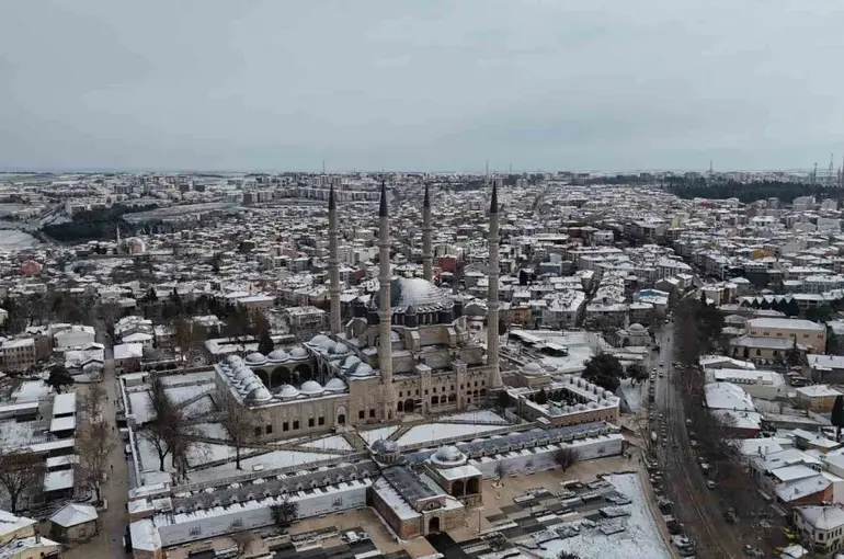 Edirne’de kar yağışı kartpostallık görüntüler oluşturdu
