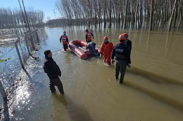 Edirne’de koyunlar botlarla kurtarıldı
