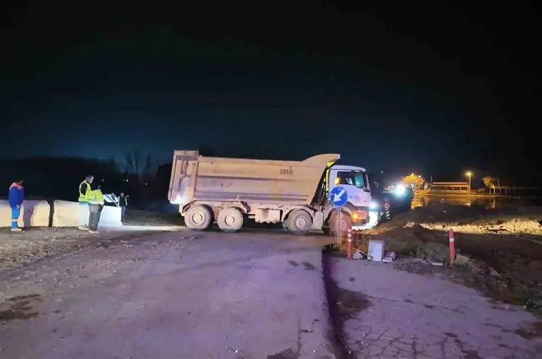 Edirne’de nehirlerde taşkın riski: Tunca ve Meriç Köprüsü ulaşıma kapatıldı
