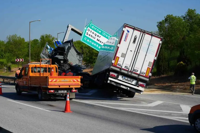Edirne’de tır yön tabelasına çarptı: Sürücü yaralandı
