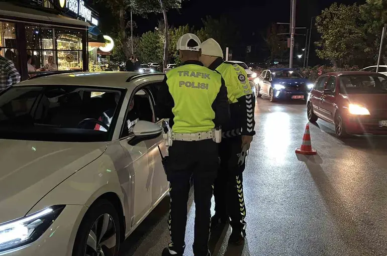 Edirne’de trafik denetiminde ehliyetinin süresinin dolduğunu öğrenen sürücü: "Güzel bir doğum günü hediyesi oldu"
