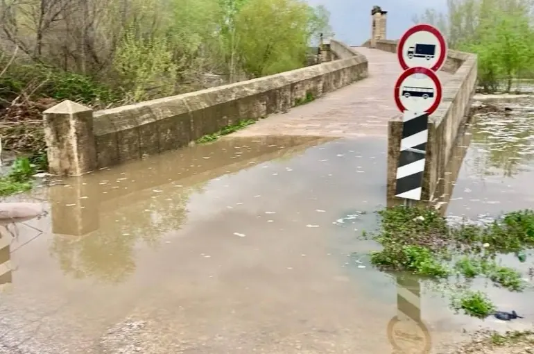Edirne’de Tunca Nehri taştı: Saraçhane Köprüsü trafiğe kapandı
