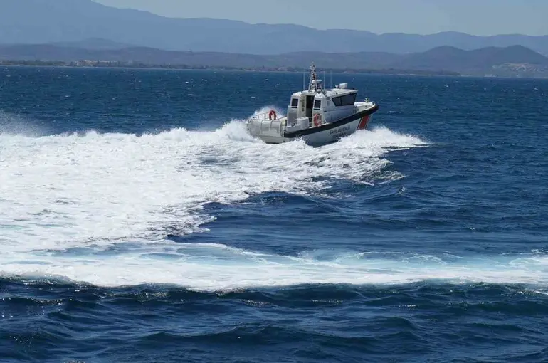 Edremit açıklarında terk edilmiş teknenin sahibini arama çalışmaları sürüyor
