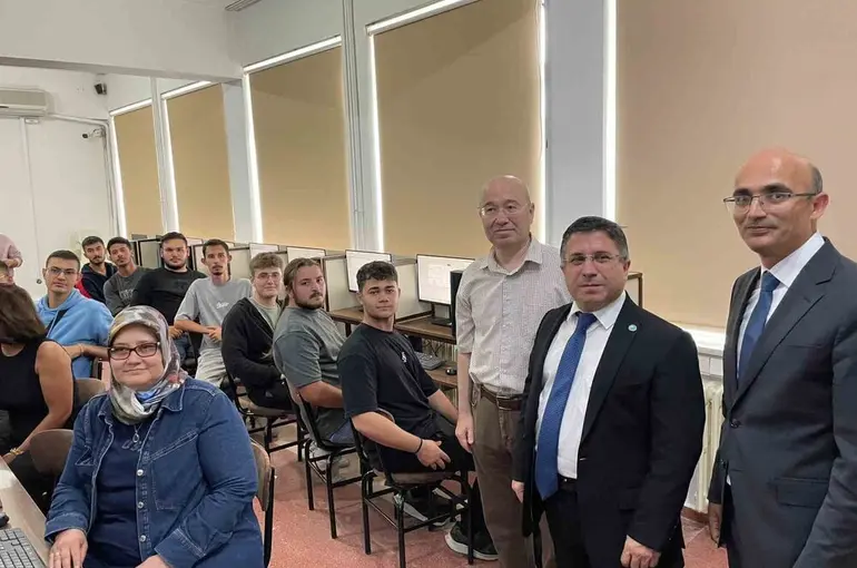 Edremit Meslek Yüksekokulu’nda "Efe Berk Sakin Bilgisayar Laboratuvarı" açıldı
