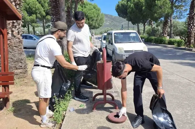Edremit MYO öğrencilerinden çevre temizliği
