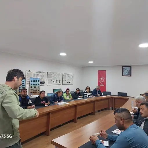 Edremitli çiftçilere iklim değişikliği ve sulama eğitimi verildi
