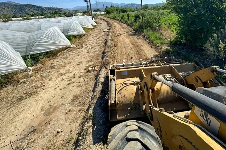 Efeler Belediyesi, tarım yollarını bakıma aldı
